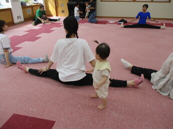 親子でストレッチをしている様子
