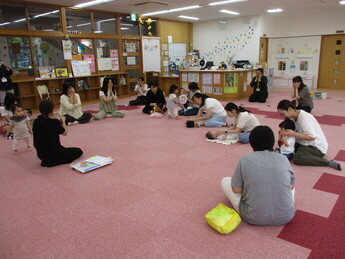 写真:講話を聞いている様子