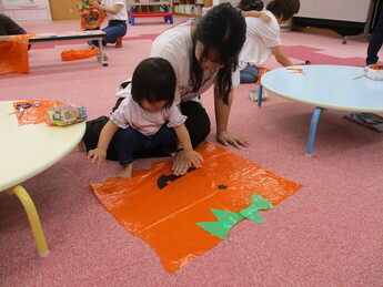 写真:衣装を作っているところ