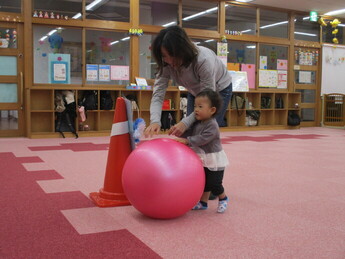 写真:親子競技をしている様子