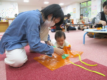 写真:衣装を作っているところ