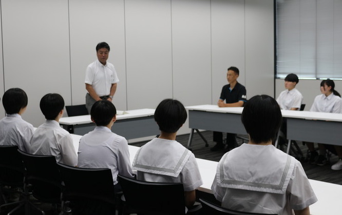 談笑する様子