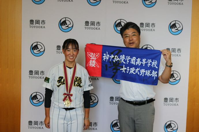 写真:石井さんと門間市長