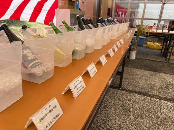 机の上に氷で冷やされた試飲用の地酒が陳列している。