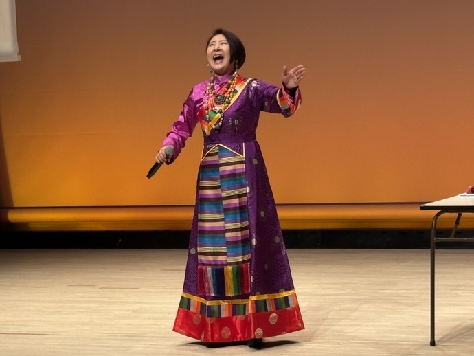 写真：第2部　バイマーヤンジンさん講演会の様子