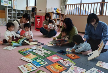 写真：絵本を見ている様子