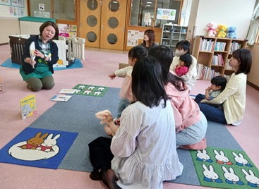 写真：絵本の読み聞かせの様子