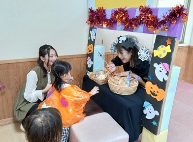 写真：ハロウィンごっこの様子