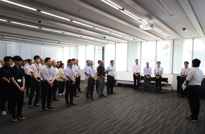 写真：門間市長の激励を受ける職員