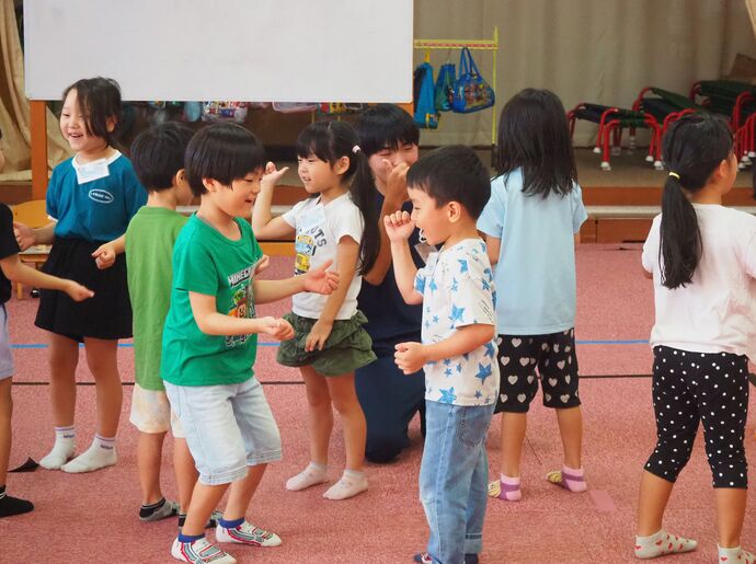 英語遊びの様子　友達と歌ってみよう