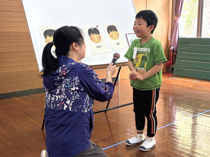 英語遊びの様子　インタビューに挑戦