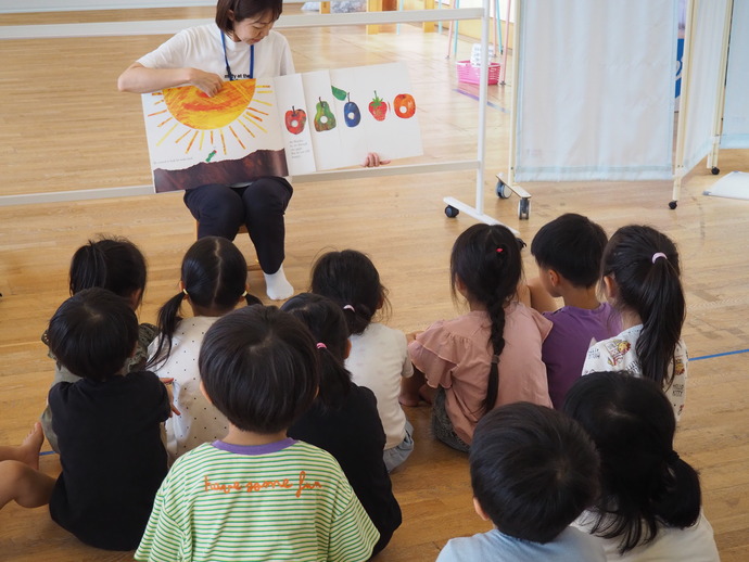 英語遊びの様子　はらぺこあおむしを読んでもらったよ
