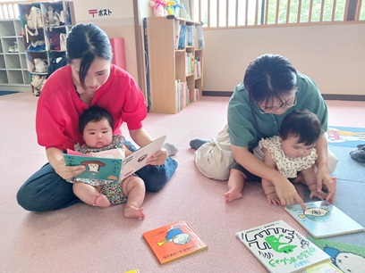 写真：絵本を見ている様子