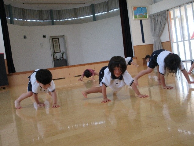 くまさん歩きの様子