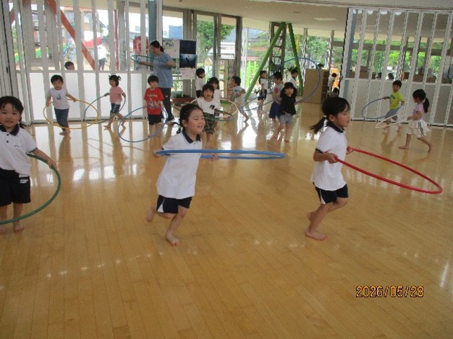 フラフープで遊ぶ様子