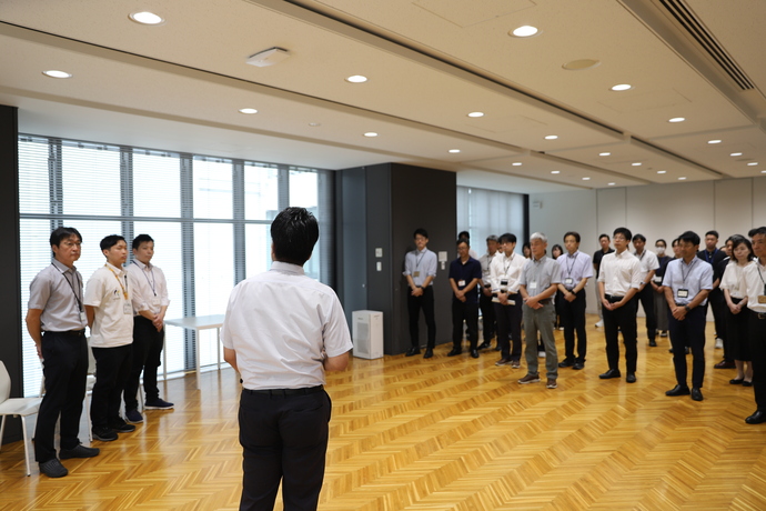写真：門間市長の激励を受ける職員