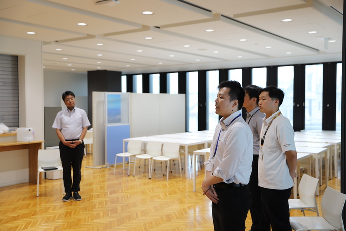 写真：決意表明を行う派遣職員
