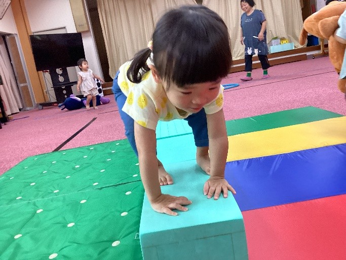 バランス歩きを楽しむ様子
