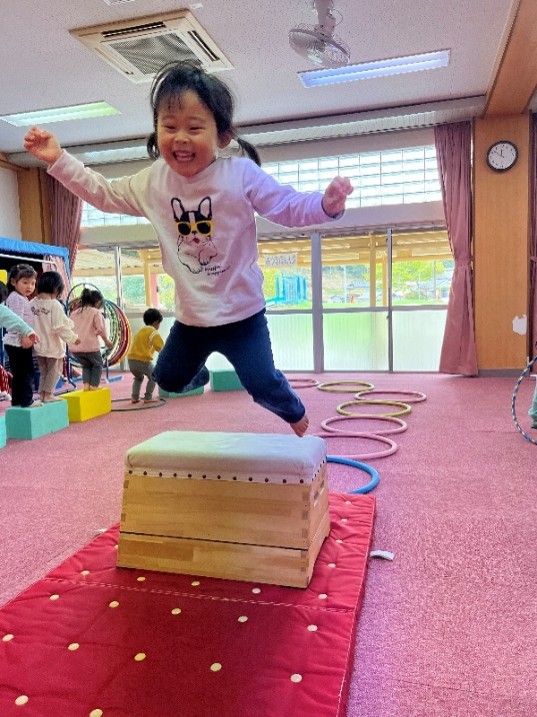 跳び箱からジャンプする様子