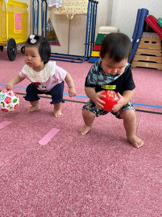 ボールで遊ぶ様子