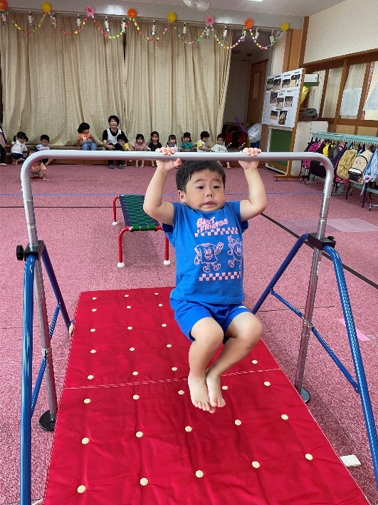 鉄棒にぶら下がる様子