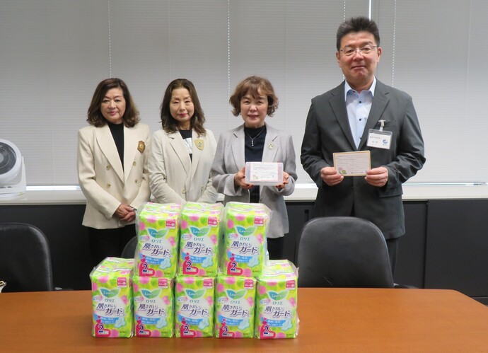 国際ソロプチミスト但馬の皆さんと能登教育長（右）