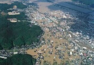 台風23号水害の空からの様子（住宅地が一面水没）