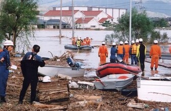 陸の孤島と化した住宅地で救助活動を行う消防隊員の写真