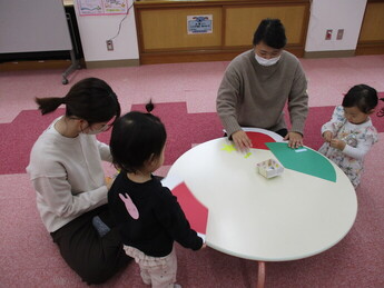 写真：衣装を作っているところ