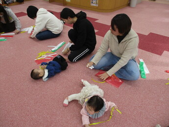写真：衣装を作っているところ