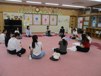 写真:講話を聞いている様子