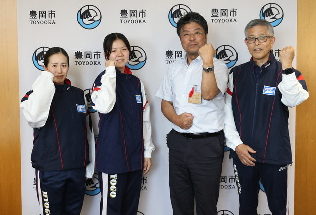 写真：左から、浅沼有貴 選手、永田歩実 選手、門間市長、谷口隆夫 監督