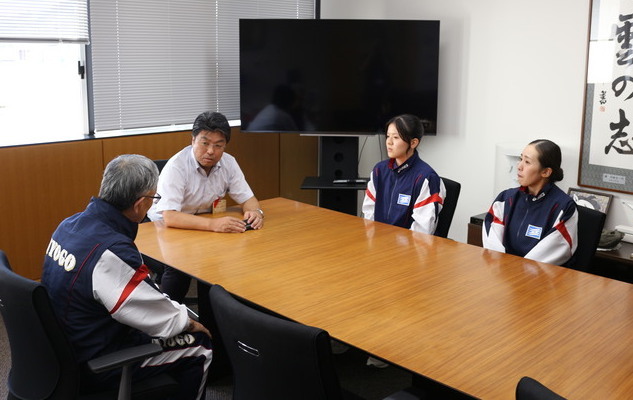 写真：市長と対談する様子